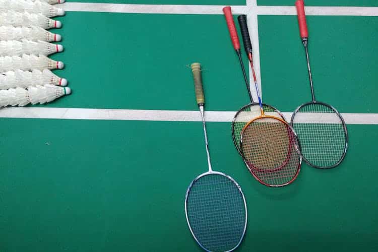 Réalisez le rêve d'un terrain de tennis dans votre jardin : emplacement idéal, revêtement au choix et conseils d'entretien.