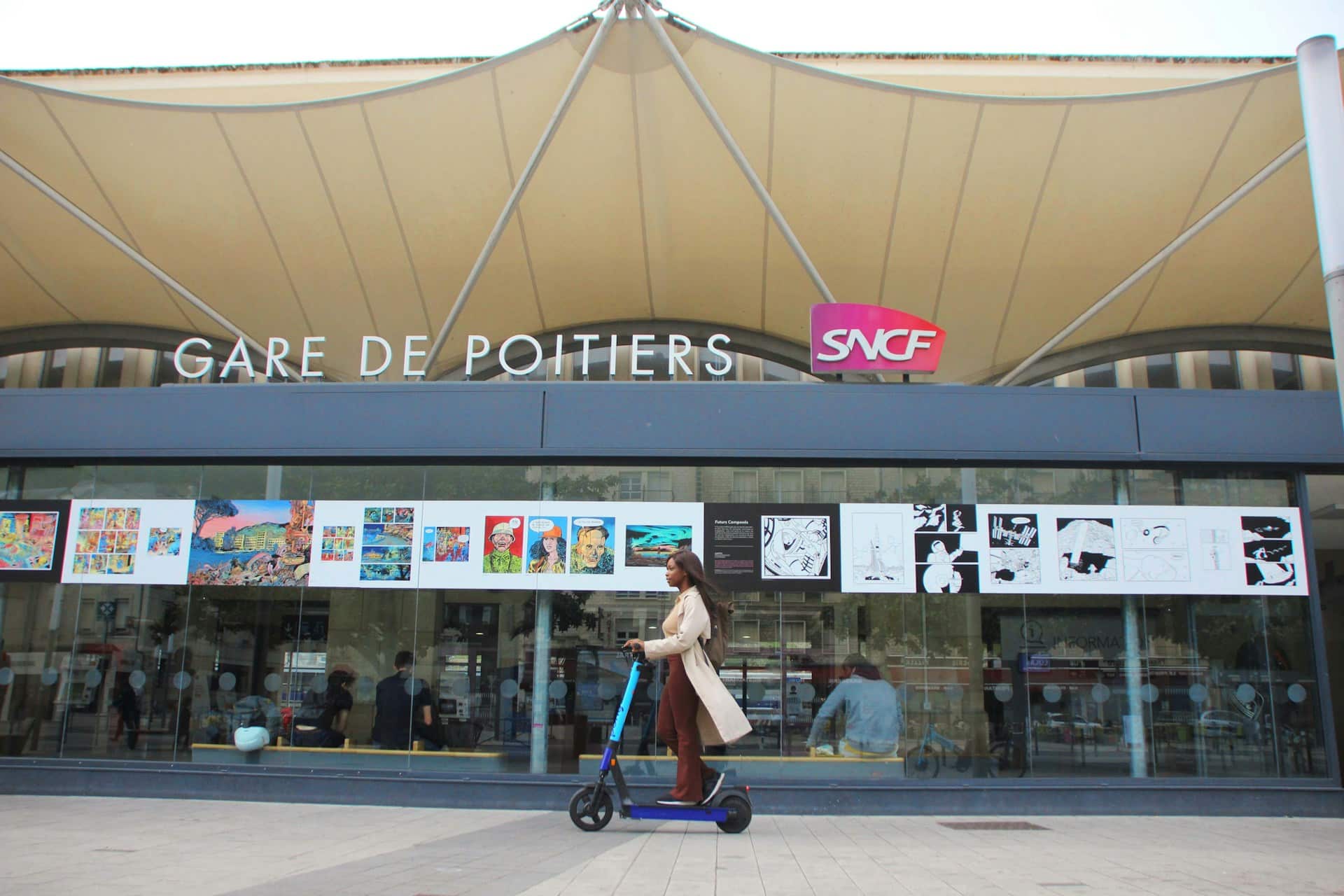 Comment Poitiers attire une clientèle internationale ? Découvrez l'importance de la traduction dans le tourisme, du patrimoine historique au Futuroscope.